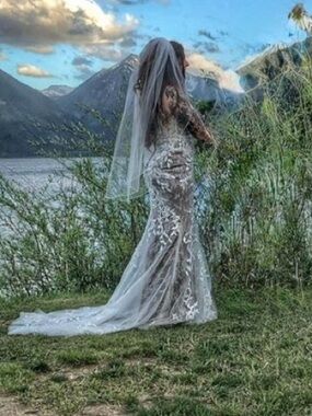 Stella York Ivory Lace Spaghetti-Strap Wedding Dress